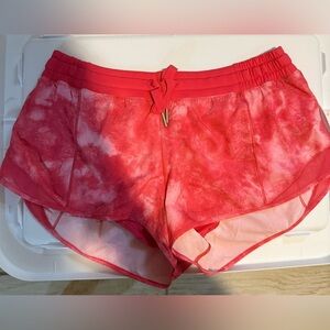 NWT Lululemon Hotty Hot 2.5” Low Rise Shorts Size 10 Pink color